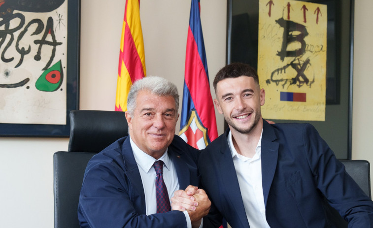 Joan García ya posa junto a Laporta como nuevo portero del Barça
