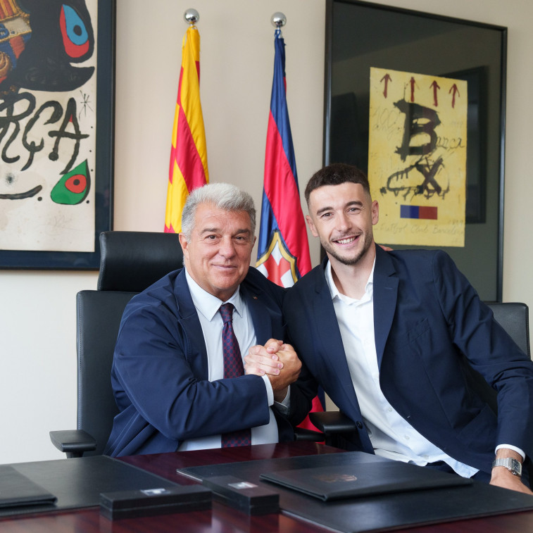 Joan García ya posa junto a Laporta como nuevo portero del Barça