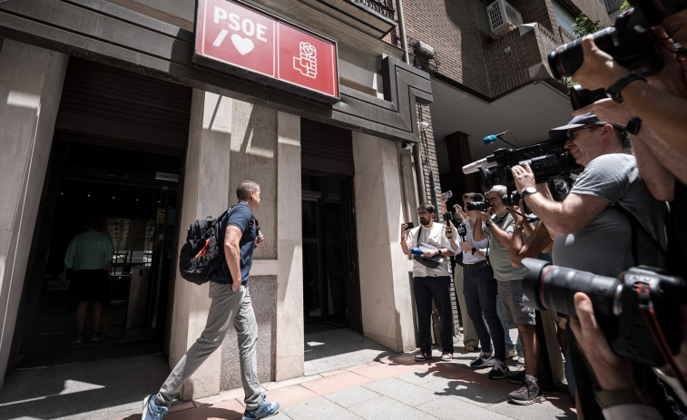 La UCO abandona la sede del PSOE tras clonar el correo de Santos Cerdán por orden del Supremo