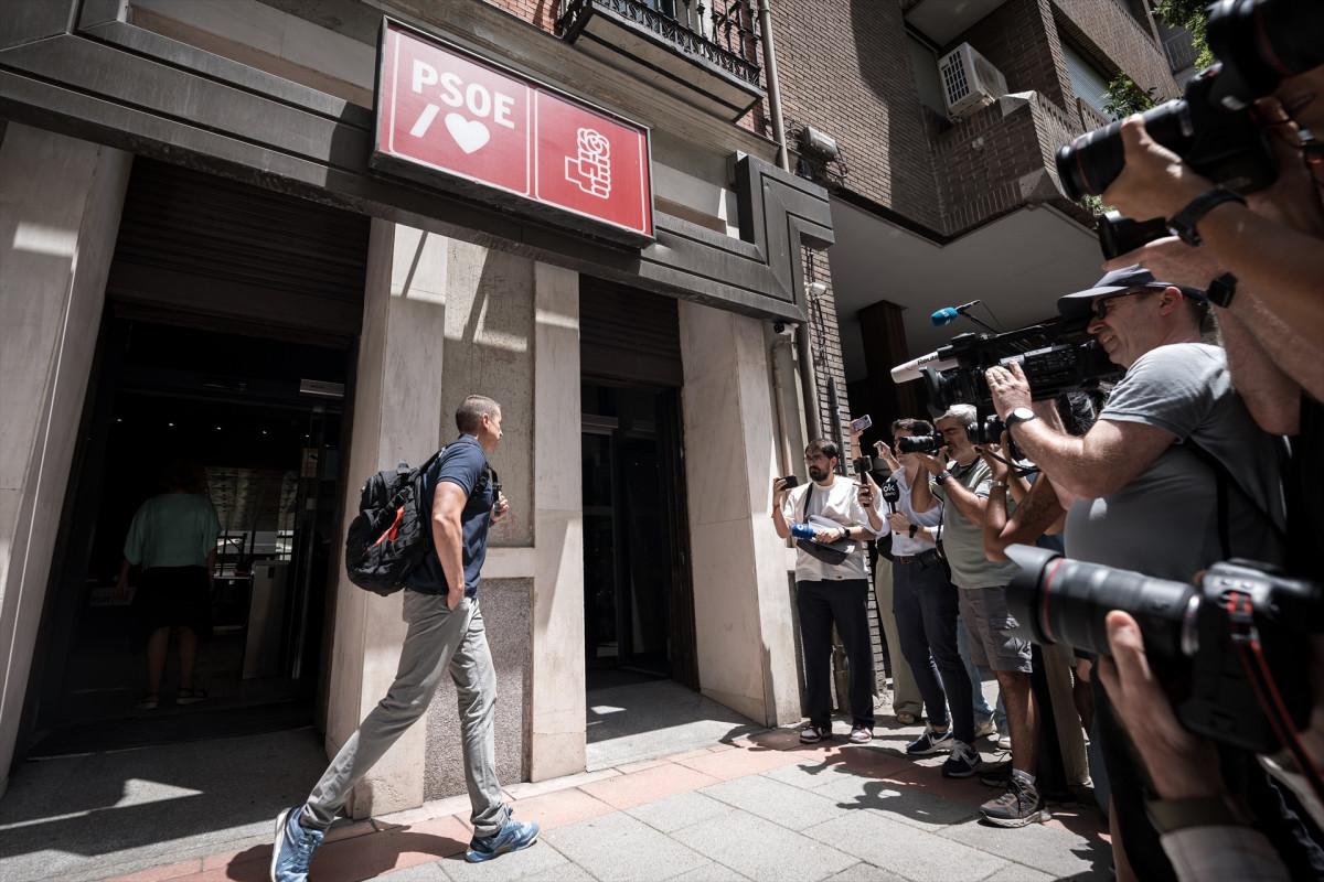 EuropaPress 6812700 agente uco sale sede psoe calle ferraz 20 junio 2025 madrid espana agentes
