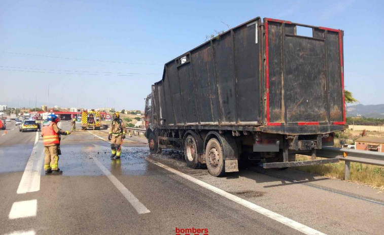 El incendio de un camión obliga a cortar la AP-7 en Santa Perpètua de Mogoda