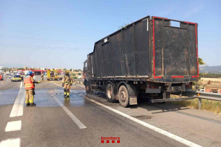 El incendio de un camión obliga a cortar la AP-7 en Santa Perpètua de Mogoda