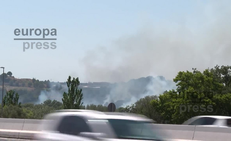 Incendio cerca de vías clave en Martorell obliga a cortar la R4 y moviliza un gran operativo de emergencia