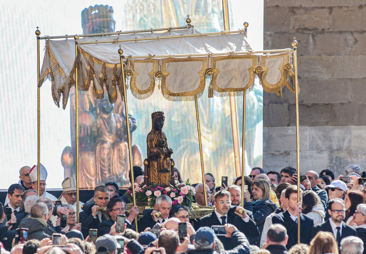 Archivo - Procesión de la 'Moreneta' en la misa de Solemnidad de la Virgen de Montserrat, en el Monasterio de Montserrat, en una imagen de archivo.