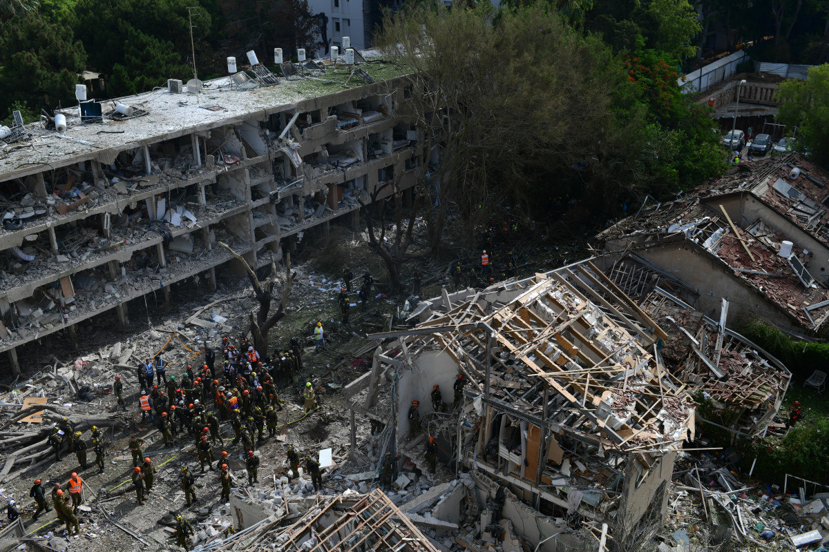 EuropaPress 6816090 tel aviv june 22 2025    israeli security and rescue forces work at the