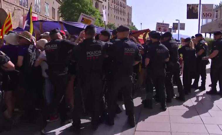 Vídeo: Los Mossos tratan de sofocar las protestas contra el Felipe VI en Monserrat