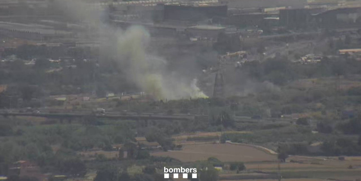 Un incendio en L'Hospitalet de Llobregat (Barcelona) obliga a cortar la circulación de trenes