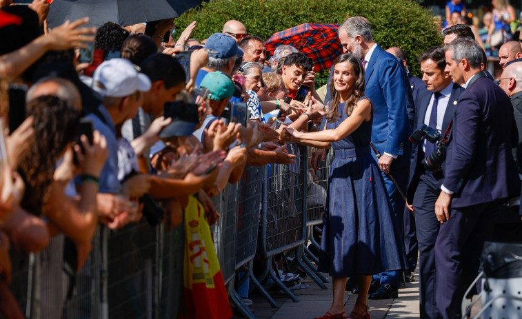 Centenares de vecinos de Badia del Vallès dan la bienvenida a los Reyes