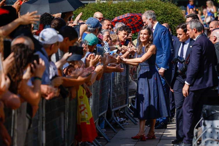 Centenares de vecinos de Badia del Vallès dan la bienvenida a los Reyes