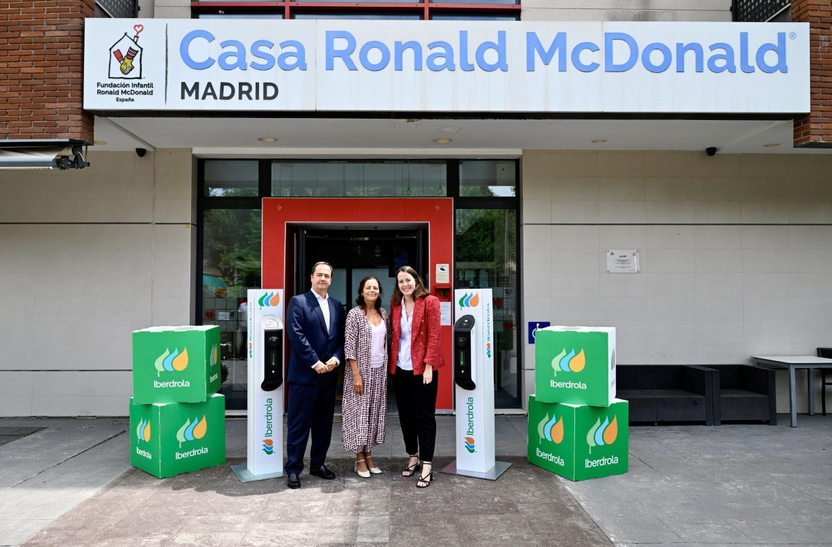 Antonio Armengot (Iberdrola), Luisa Masuet (Fundación Ronald McDonald) y Ainhoa Garmendia (Iberdrola) (2)