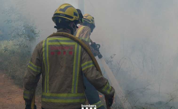 Un incendio en Bàscara (Girona) obliga a cortar un carril de la AP-7 en cada uno de los sentidos
