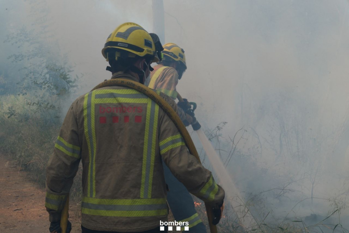EuropaPress 6818035 bombers generalitat trabajan extincion incendio proximo ap 7 bascara girona