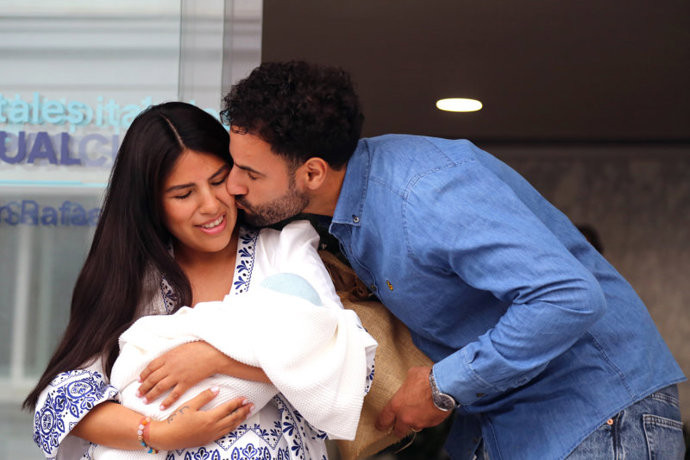 La nueva vida de Isa Pantoja: presentan a su hijo Cairo con una emotiva salida del hospital