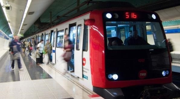 EuropaPress 6185838 pasajeros salen tren metro barcelona