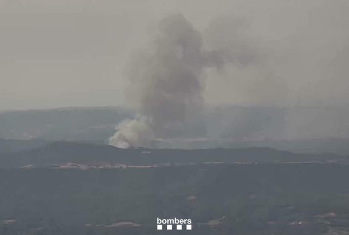 EuropaPress 6821714 bombers trabaja 31 dotaciones incendio vegetacion rajadell barcelona