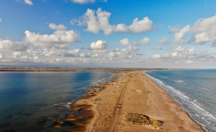 La playa más secreta de Catalunya: naturaleza salvaje, doble costa y deportes acuáticos en el Delta del Ebro