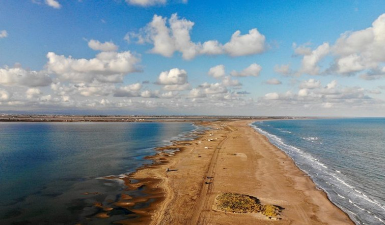 La playa más secreta de Catalunya: naturaleza salvaje, doble costa y deportes acuáticos en el Delta del Ebro