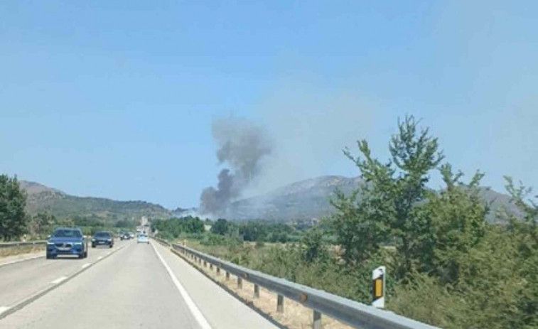 Incendio en Vilajuïga: un coche arde y las llamas se extienden al bosque