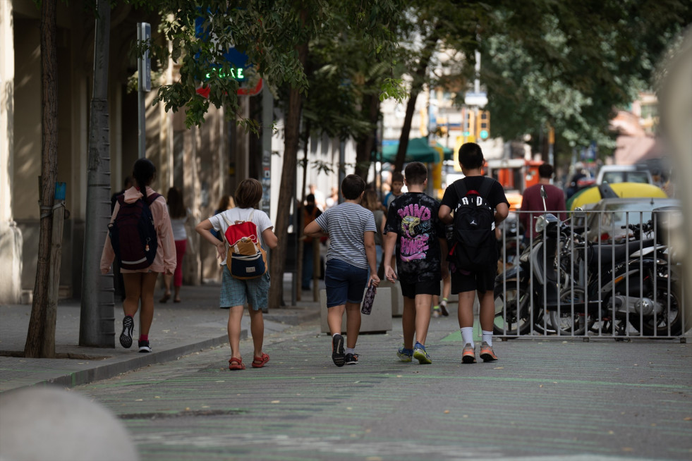 EuropaPress 4701357 varios ninos caminan salida colegio pia balmes nueva normativa govern (1)