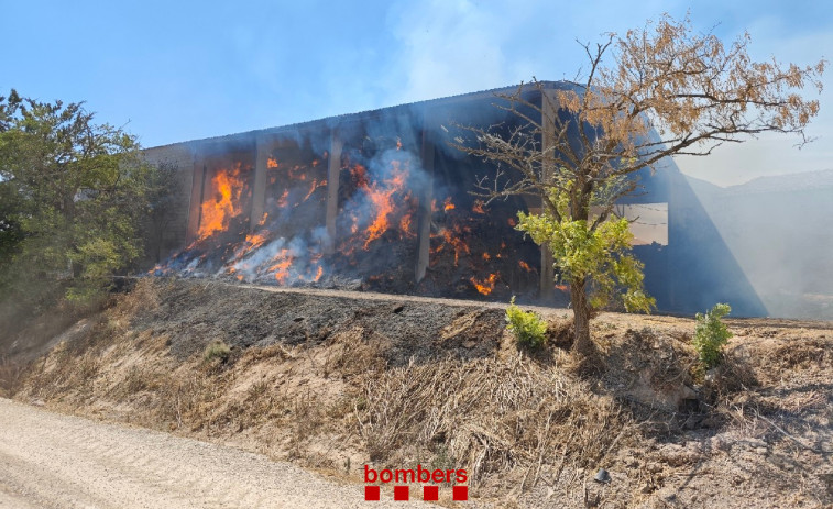 Los Bombers trabajan en el incendio de un pajar en una finca de Oliola (Lleida)