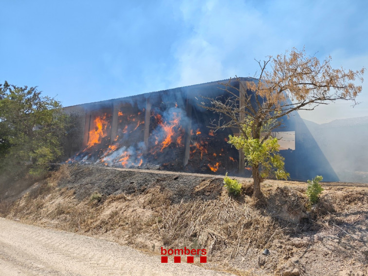 Los Bombers trabajan en el incendio de un pajar en una finca de Oliola (Lleida)