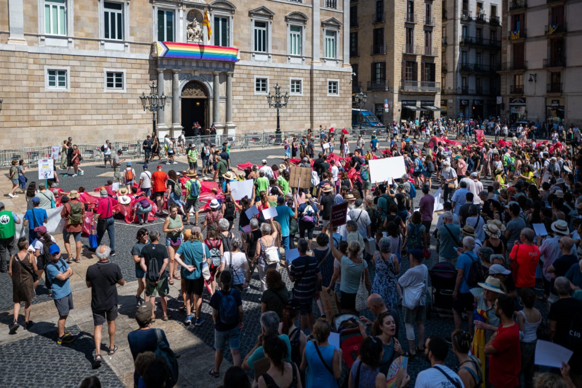 Concentración de Zeroport en la plaza de Sant Jaume de Barcelona en contra de la ampliación del Aeropuerto de Barcelona.