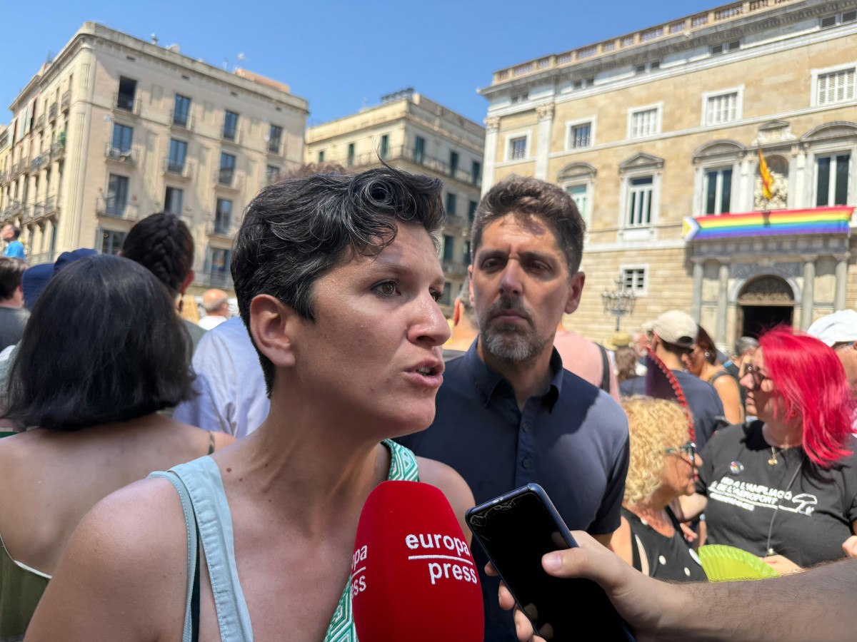 La alcaldesa de El Prat de Llobregat (Barcelona), Alba Bou, en la manifestación contra la ampliación del Aeropuerto de Barcelona que ha convocado este sábado Zeroport ante el Palau de la Generalita