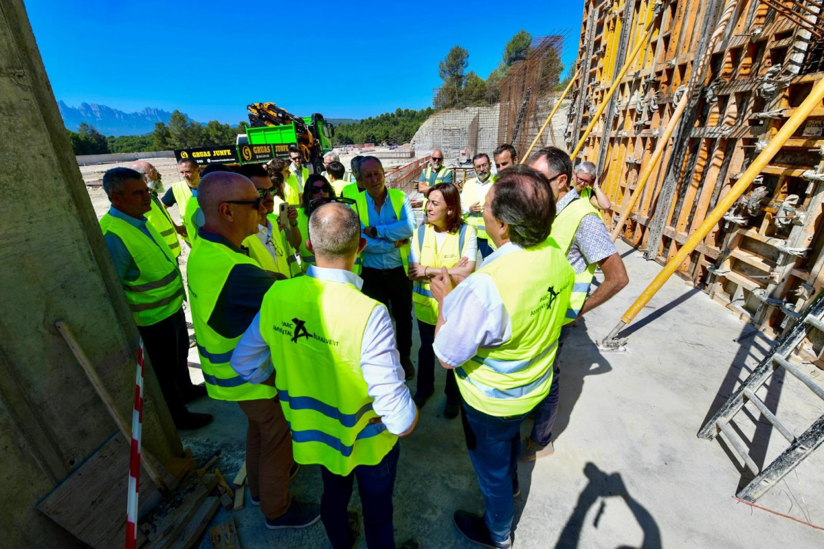 La consellera de Territorio, Vivienda y Transición Ecológica, Sílvia Paneque, durante la visita a las obras de la planta de residuos que el Consorci del Bages per a la Gestió de Residus está cons