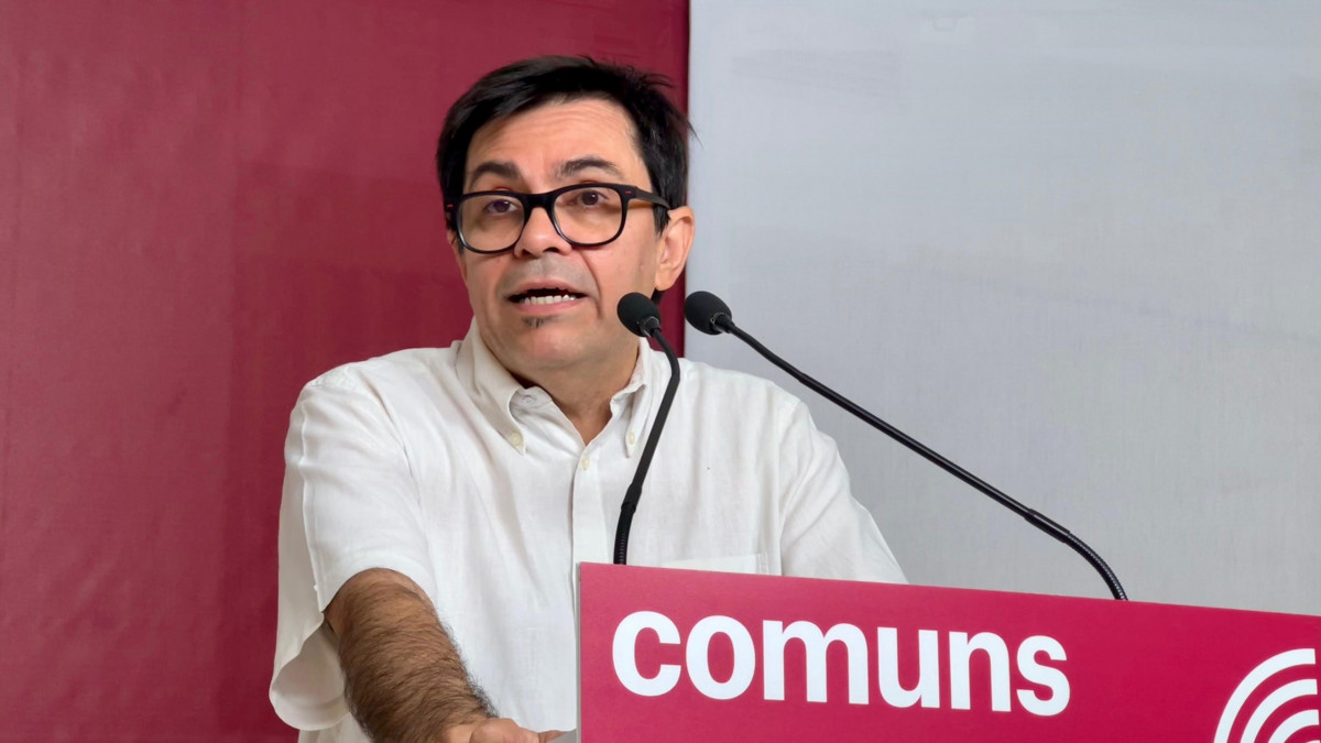 El portavoz de los Comuns y secretario primero de la Mesa del Congreso, Gerardo Pisarello, en una rueda de prensa desde la sede del partido