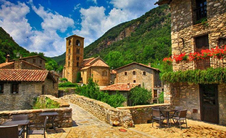 Descubre el pueblo medieval con tres piscinas naturales que 'vive' escondido entre montañas