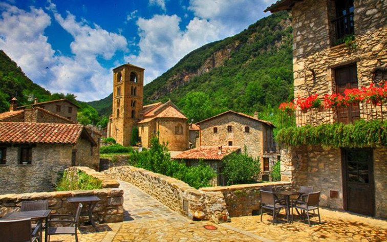 Descubre el pueblo medieval con tres piscinas naturales que 'vive' escondido entre montañas