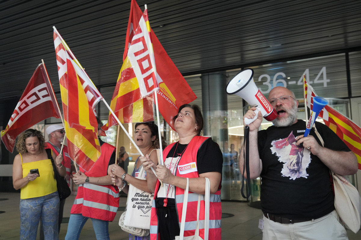 Concentración convocada por CC.OO. Frente a la Conselleria de Justicia de Catalunya contra la implantación de los tribunales de instancia
