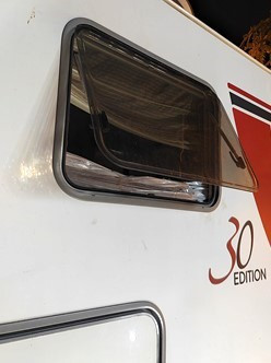 Estado en el que ha quedado la ventana de la caravana tras el intento de robo