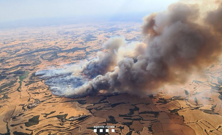 Se descontrola el incendio de Torrefeta i Florejacs (Lleida): 500 hectáreas quemadas y confinamiento