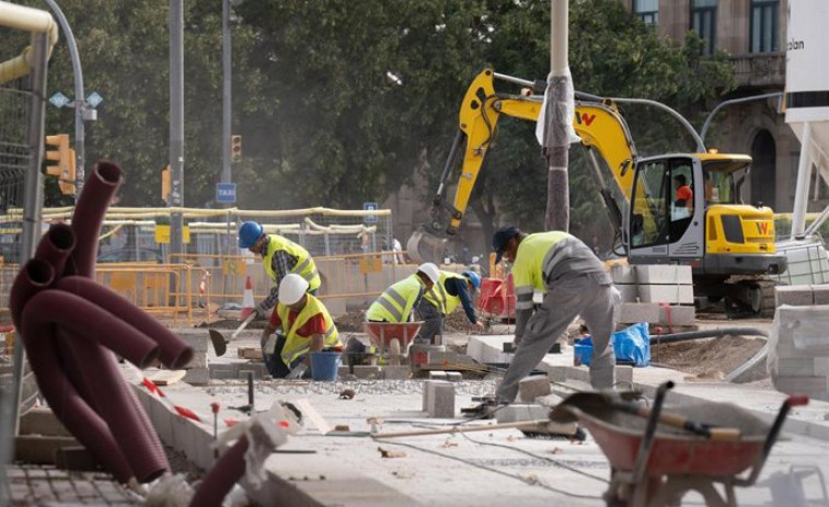 El paro baja en Catalunya en junio y marca su nivel más bajo en más de una década