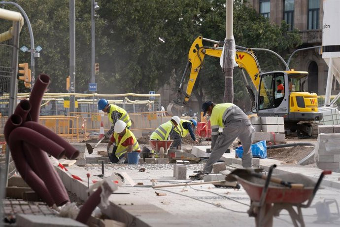 El paro baja en Catalunya en junio y marca su nivel más bajo en más de una década