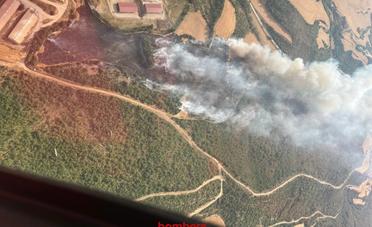 Nuevo incendio en Lleida: 19 dotaciones de Bombers intentan frenar el fuego en Pinós