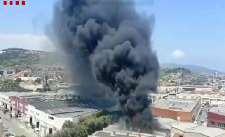 Incendio en una nave industrial de Badalona: el fuego colapsa una planchistería y afecta otras naves