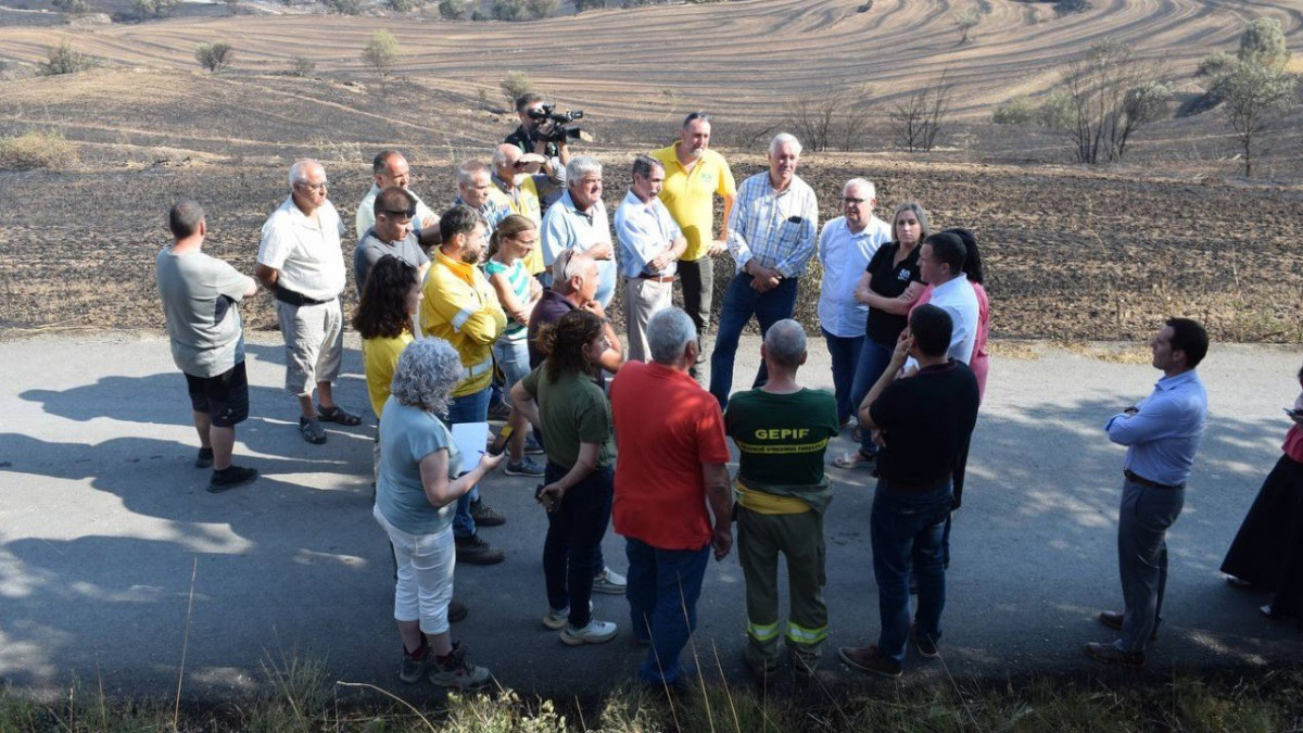 Archivo - El conseller de Agricultura, Ganadería, Pesca y Alimentación de la Generalitat, Òscar Ordeig, junto a afectados por el incendio.