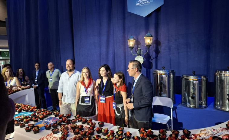 Ayuso recibe a los militantes del PP con fresas: 