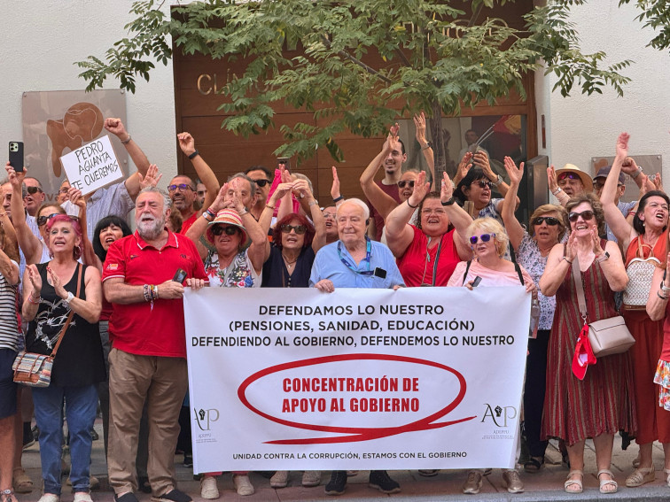 Simpatizantes y detractores de Sánchez protestan frente a la sede nacional del PSOE