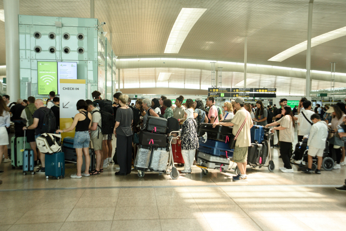 EuropaPress 6097494 grupo personas hacen colas aeropuerto josep tarradellas barcelona prat 19