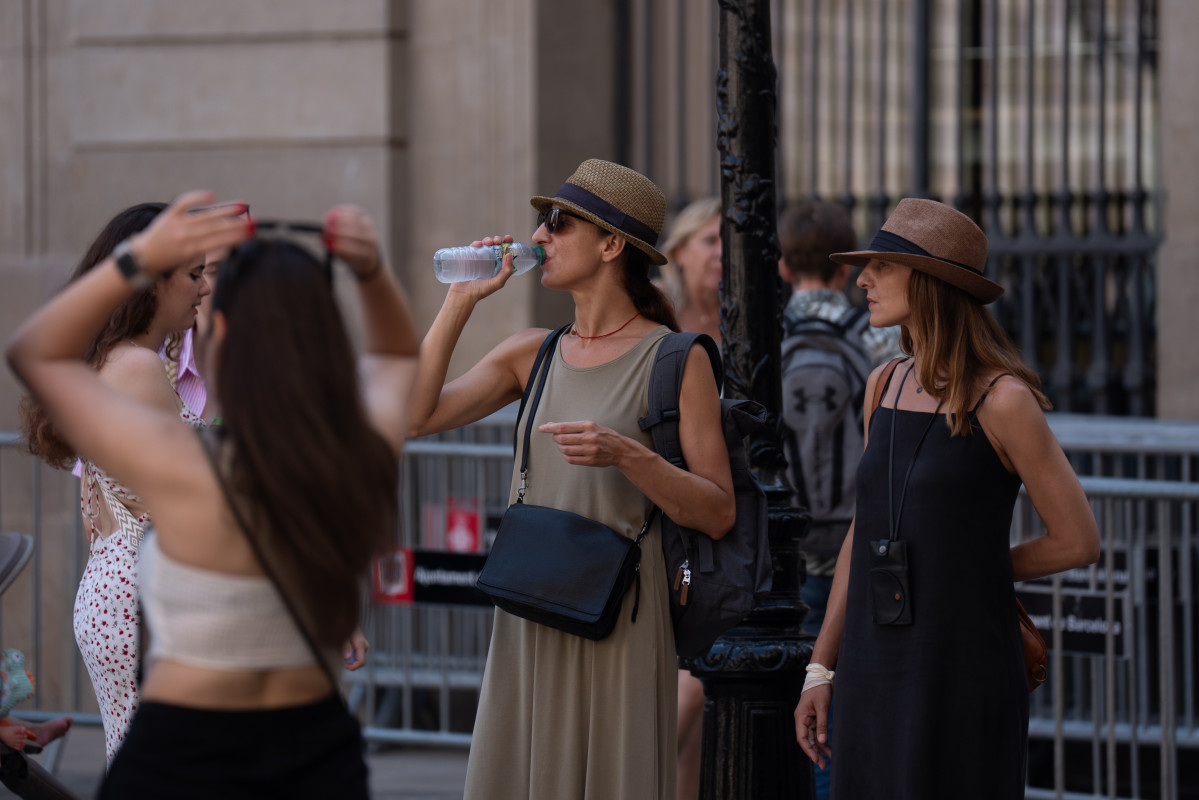 EuropaPress 6124750 varias personas pasean ciudad 31 julio 2024 barcelona catalunya espana ola