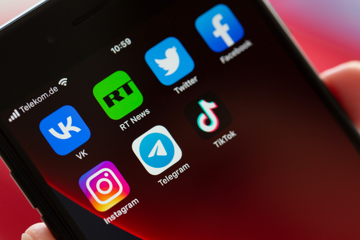 EuropaPress 5208085 filed 28 february 2022 berlin screen of smartphone shows the logos of the