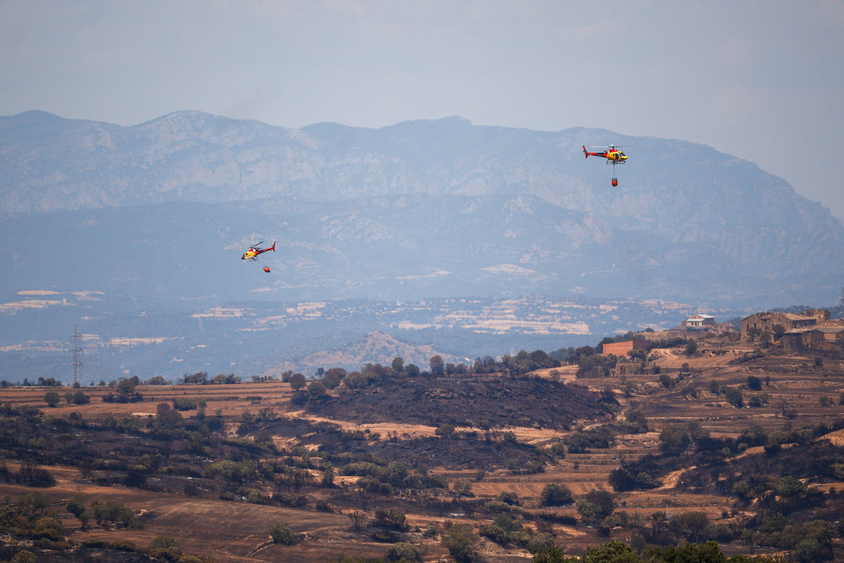 EuropaPress 6835822 helicopteros bomberos tratan apagar restos incendio julio 2025 torrefeta