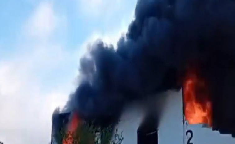 VIDEO: activadas 13 dotaciones de los Bombers por un incendio en una nave de Castellcir