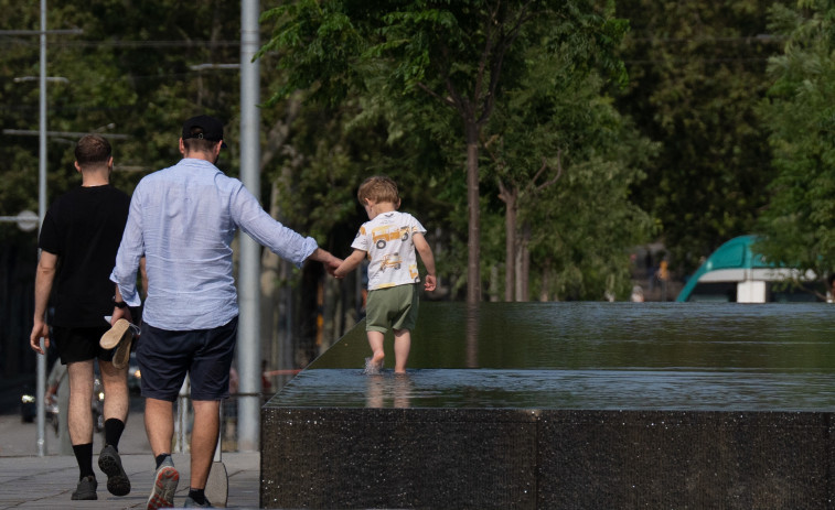 La fuente de Glòries seca: Barcelona corta el agua para evitar el uso como piscina
