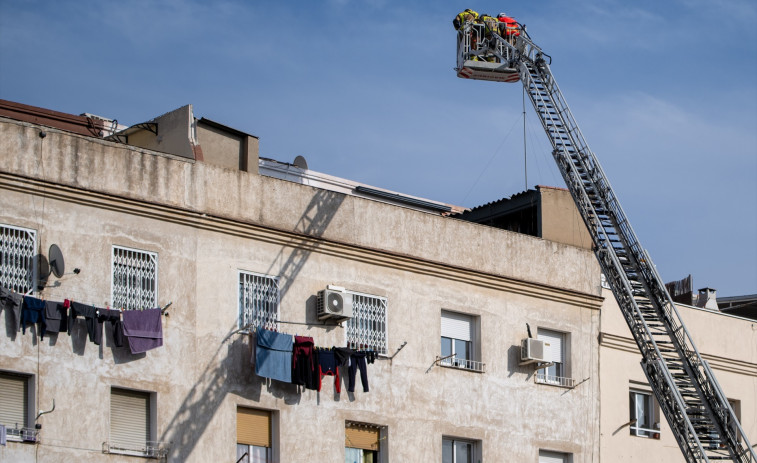 Badalona desaloja un bloque en mal estado cercano al que se derrumbó en 2024