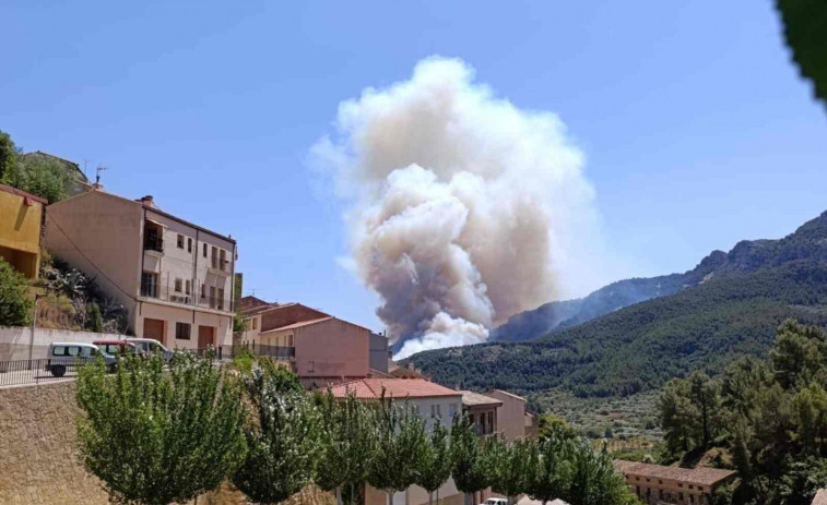 Gran incendio en Paüls: confinados tres municipios y movilizados más de 180 efectivos