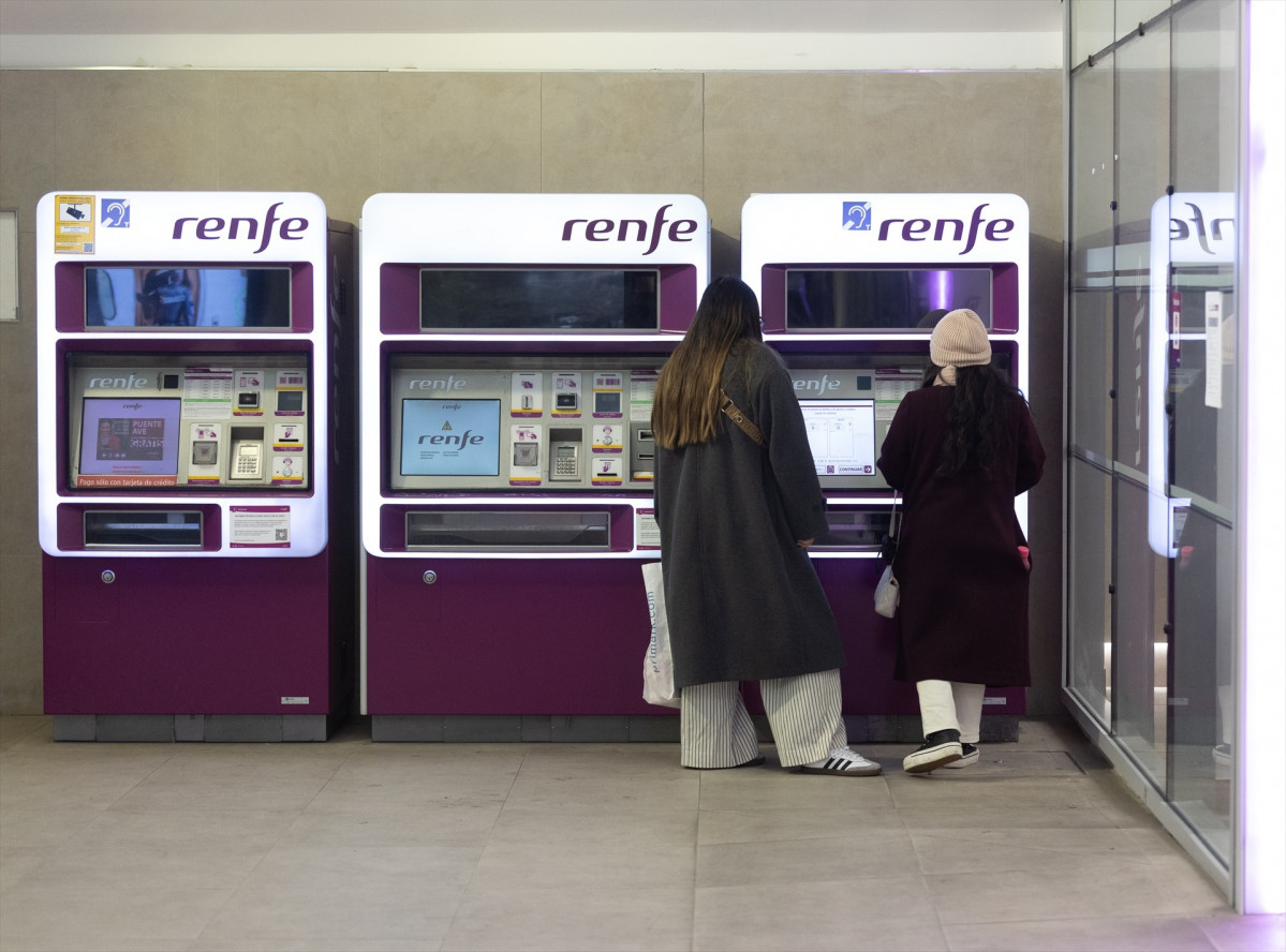 EuropaPress 6485298 varias personas compran billetes maquina venta billetes estacion chamartin (1)